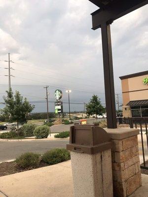 Outdoor seating at Baskin Robbins