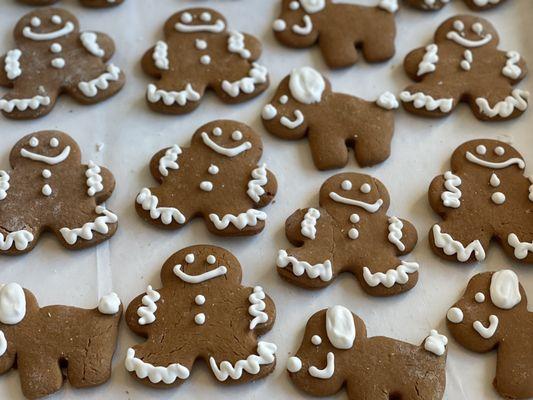 These German Gingerbread cookies are just one of several special treats in our xmas cookie tins!