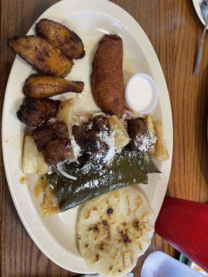 Plato Típico- Plátano Frito, pastelito, chicharrones, yuca frita, tamal de pollo & pupusa de chicharrón.