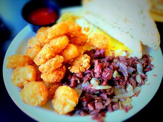 Northerner: Two Eggs, Corned Beef Hash, Tater Tots (sub for HB), Toast