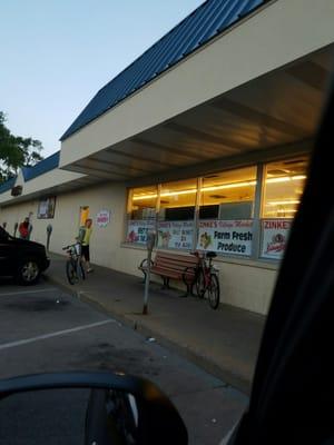 Amazing... this town is so Quant, and trusting. Lady rode her bike up, and left it next to the PARKING METERS!!