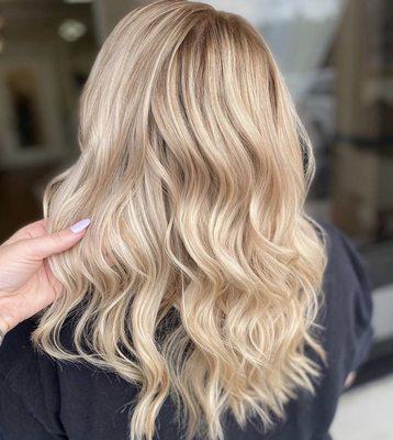 Vanilla cream balayage! By @hair_by_petersen