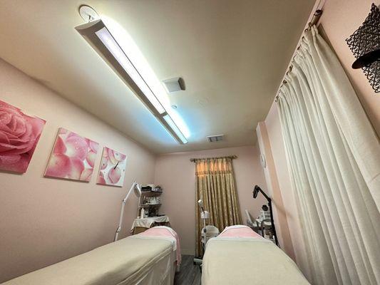 Facial treatment room - clean, neat and cozy