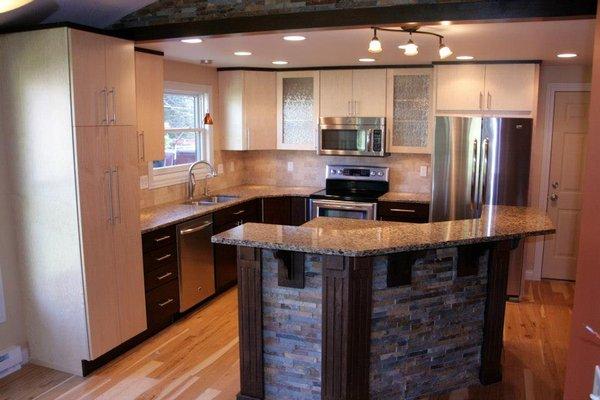 Contemporary kitchen with contrasting finishes (2-tone)