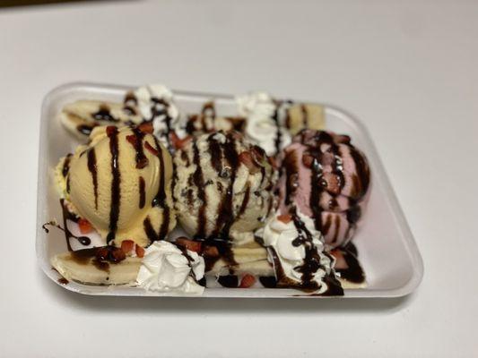 Banana Split Strawberry/mango/huckleberry cheesecake ice cream with banana, whipped cream, chocolate syrup and fresh strawberries diced