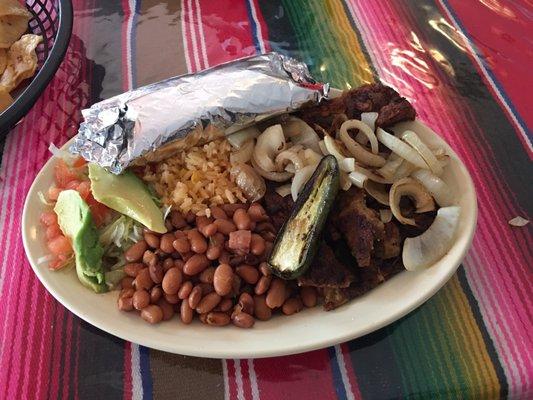 Milanesa con cebolla asada.