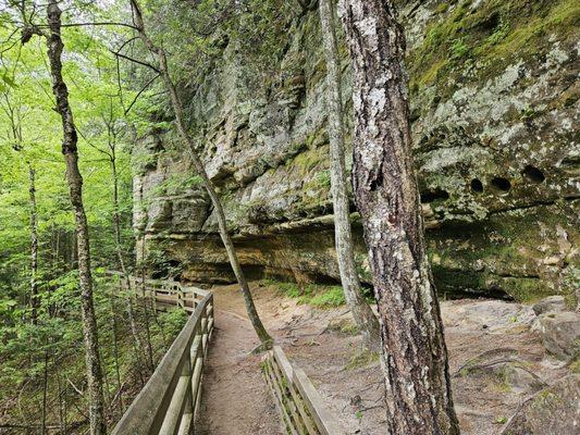 Upper viewpoint path, which winds along the base of the sandstone cliffs.