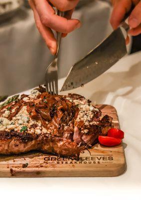 Tomahawk steak with bleu cheese & caramelized onions