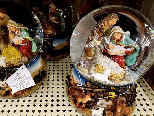 Snow globes  and global themes