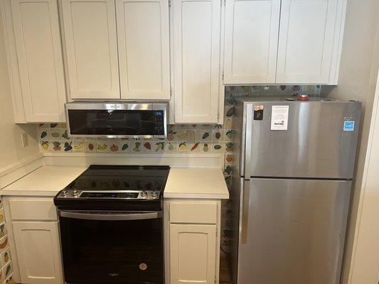 Whirlpool Fridge, Stove Top/Slide In Oven, Perfectly Placed Micro Above!