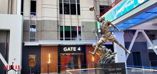 Michael Jordan Statue