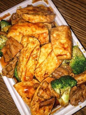 Tofu/bean curd with beef & broccoli in brown sauce