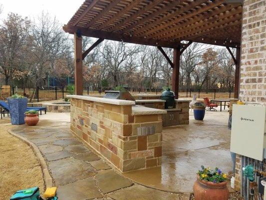 Outdoor kitchen and Flagstone walkway