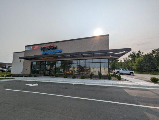 Exterior view of the new BluePearl Golden Valley pet hospital.