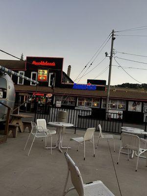 Knuckleheads main entrance to outdoor stage