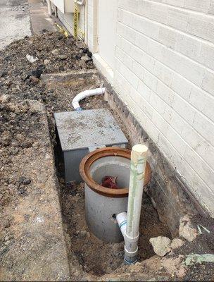 A grease trap & sample well