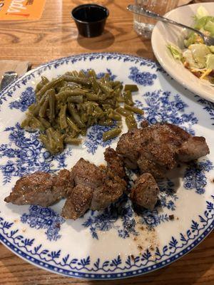 Grilled steak bites with green beans