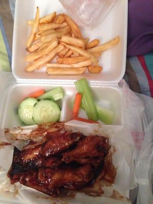 I had that honey-BBQ wings with fries. Very yummy in my tummy!