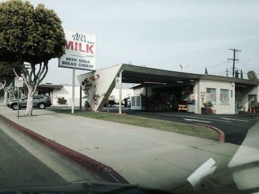 Beautiful Googie drive-thru.