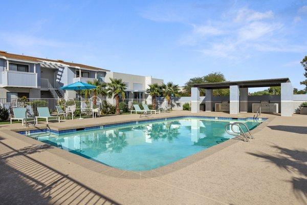 Pool & Lounge Area