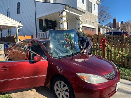 Removing damaged windshield