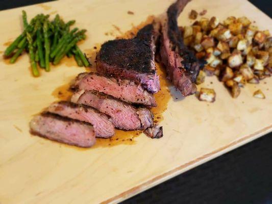 Tomahawk Steak, roasted potatoes and asparagus