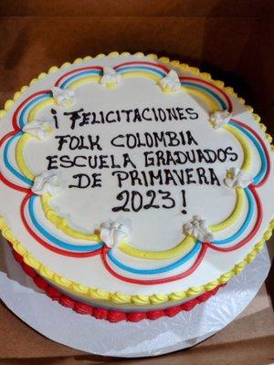 Una obra maestra de la reposteria, 3 capas con relleno de limón y arequipe, crema de mantequilla y colores de la bandera de Colombia!