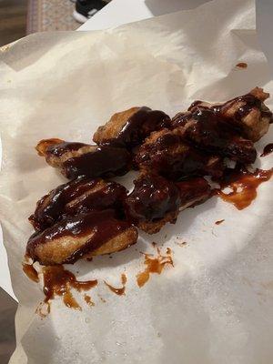 Plain wings with sauce squirted