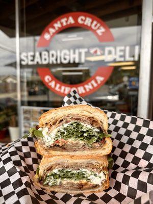 The Smokeshow House Smoked Brisket
Stracciatella Cheese
Roasted Jalapeno Aioli
Sweet Cherry Pepper Relish
Arugula
Toasted Francese