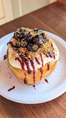 Blueberry Crumble Cinnamon Roll | Instagram: @telephonesmoothie