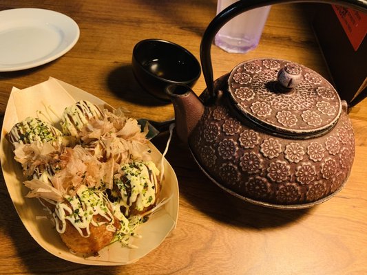 Oolong tea and takoyaki