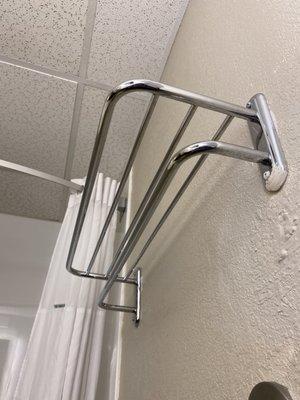 Unsafe towel bar right above the toilet.  I kept hitting my head on it.