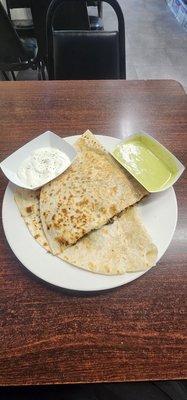 Quesadilla w/ a side of guacamole and sour cream
Quesadilla con guacamole y crema a lado