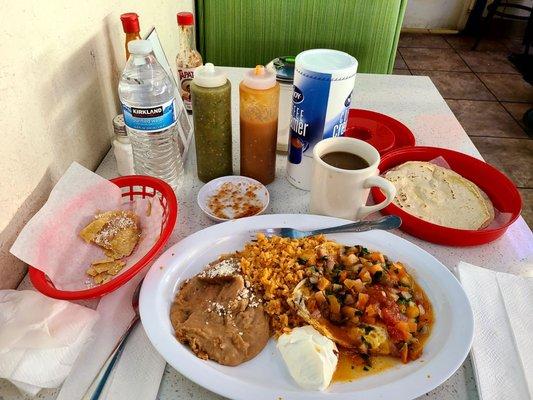 Huevos Ranchero y Maize Tortilla de res.