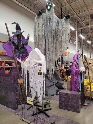 10/19/2022 - They have some great Halloween décor this year!