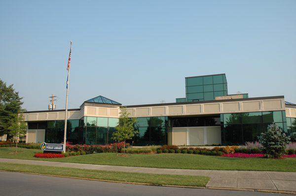 Main library exterior (from Court Avenue)