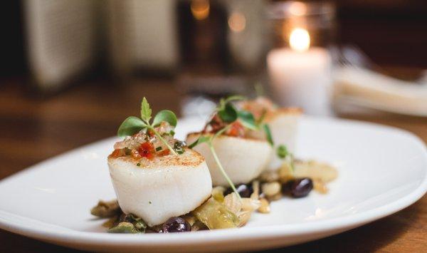 CAPESANTE: Pan seared sea scallops, fennel, raisins, black olives, celery, pine nuts