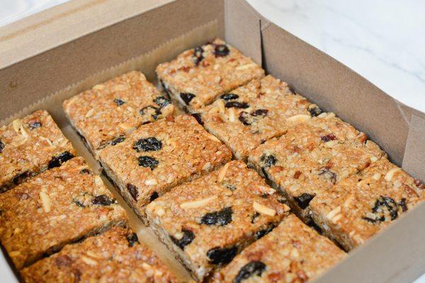 Homemade Granola Bars made with dried fruits, nuts & peanut butter!