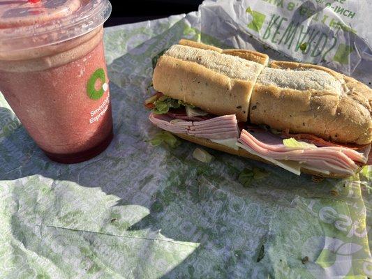 Strawberry Smoothie Medium and 6" Spicy Italian Capicola, Salami Sub (686cal)