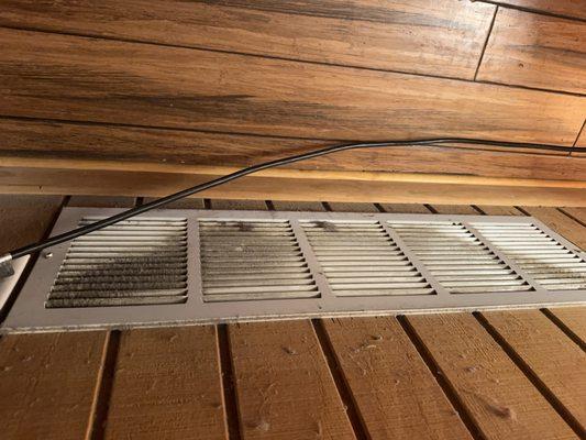 Vent on the wall in the sitting room .