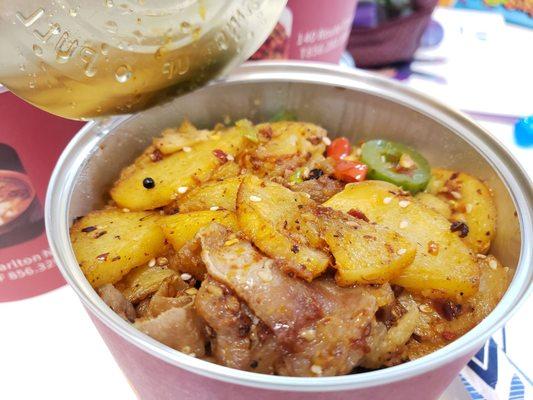 Sliced potatoes dry pot (contains meat)