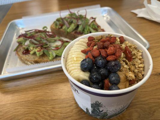 Plantiful bowl and plantiful toast