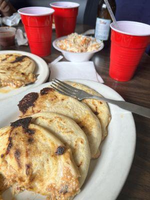 Revueltas Pupusa. (Queso y chicharron)