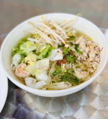 Kuay Tiew Gai Noodle Soup with Seafood