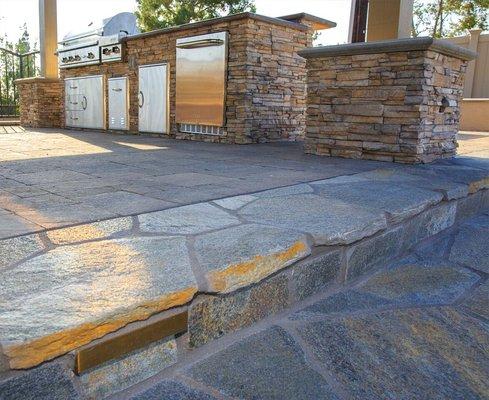 Paverstone & flagstone patio