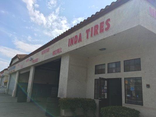 Come shop for some tires!!
 Venga a comprar llantas!!