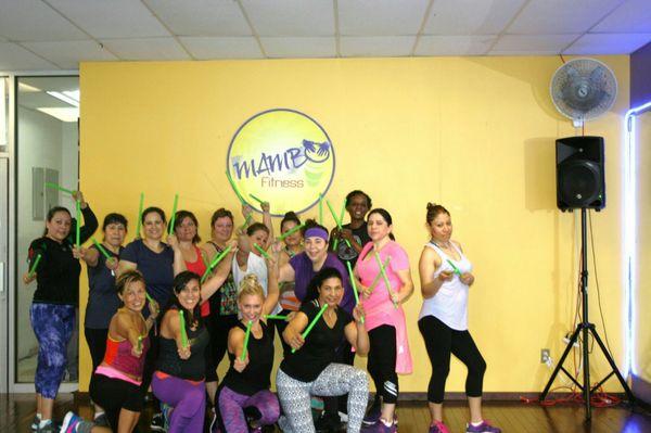 Puras bellezas. . Esto hace la zumba mujeres activas y felices.