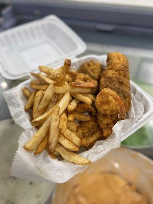 Front Jammin' Fried Shrimp (8 pcs) with Fries