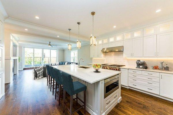 Semi-Custom, Profiled Shaker 2-Tone Kitchen (Silver Mist, White).