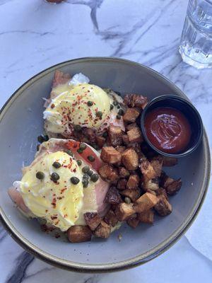 Smoked salmon benedict